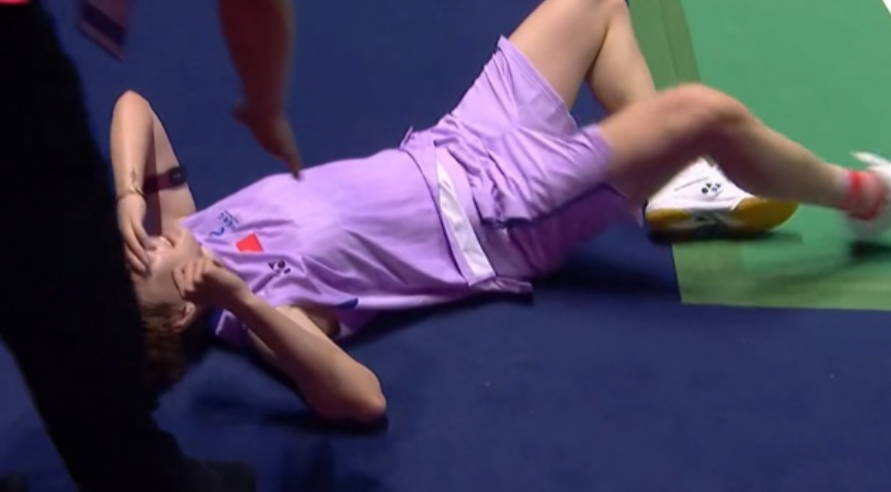 陈雨菲横扫安洗莹!赛后瘫倒在地并一瘸一拐,决赛复仇冲大满贯!