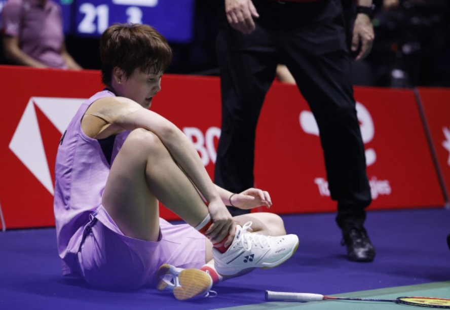 陈雨菲横扫安洗莹!赛后瘫倒在地并一瘸一拐,决赛复仇冲大满贯!